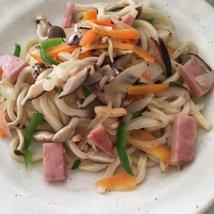 松茸のお吸い物の素を混ぜるだけ〜♪焼きうどん